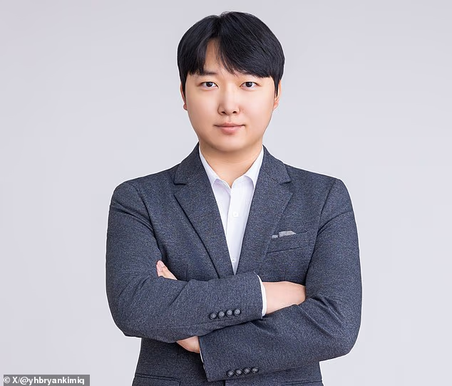 В эпоху, когда алгоритмы ИИ начинают превосходить человеческие когнитивные способности, мир вновь обратился к фигуре «абсолютного гения». Ёнхун Ким, 36-летний южнокорейский исследователь, официально зафиксировал коэффициент интеллекта на уровне 276 — показатель, который статистически кажется невозможным для представителя нашего биологического вида. Однако Ким использует свой статус не для решения уравнений квантовой гравитации, а для миссионерской деятельности в социальных сетях. Его заявления о том, что существование Бога «доказано на 100 процентов» с помощью математики, вызвали бурю обсуждений, в которых пересеклись вера, психометрия и теоретическая физика. Для одних Ким — пророк новой рациональности, для других — виртуозный «мастер тестов», чьи логические построения разбиваются о современные данные нейробиологии.