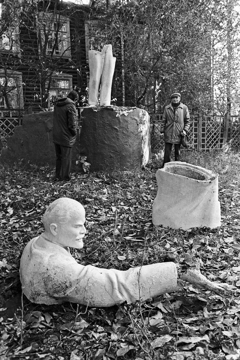    Разрушенный памятник Ленину. 1990 / Б.Клипиницера / ТАСС