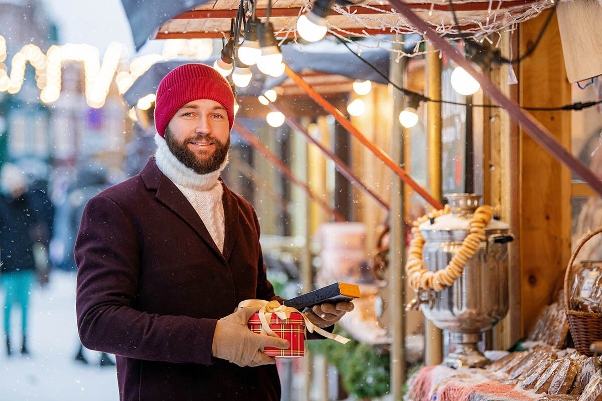 Выбор подарков на Новый год — задача всегда непростая. Источник: Maria Moroz / Shutterstock / FOTODOM📷
