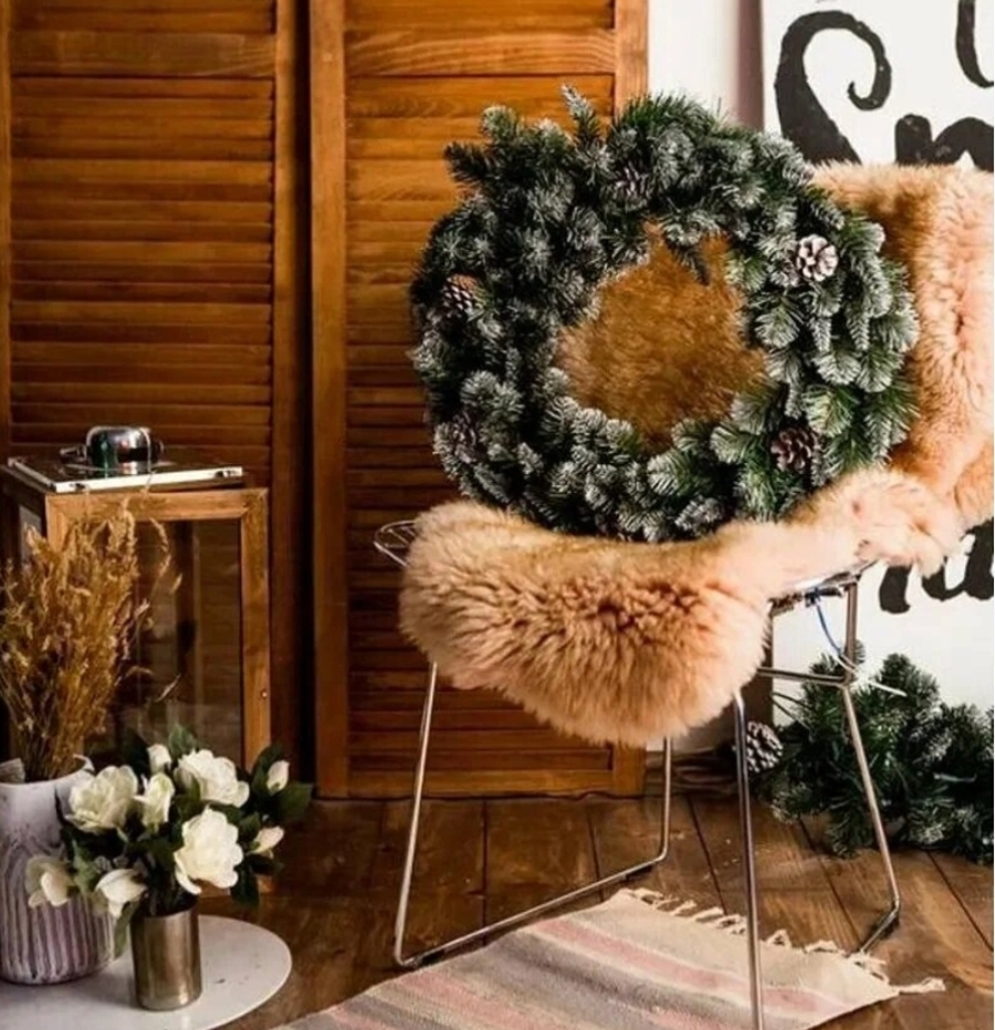 По Карибским поверьям венок омелы гарантирует тебе поцелуи с теми, в кого влюблены: https://ya.cc/8LQev7