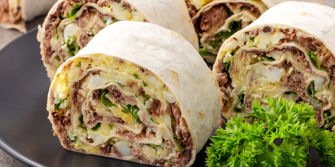 Начинка просто топ: праздничный рулет из лаваша, который всегда просят приготовить на Новый год