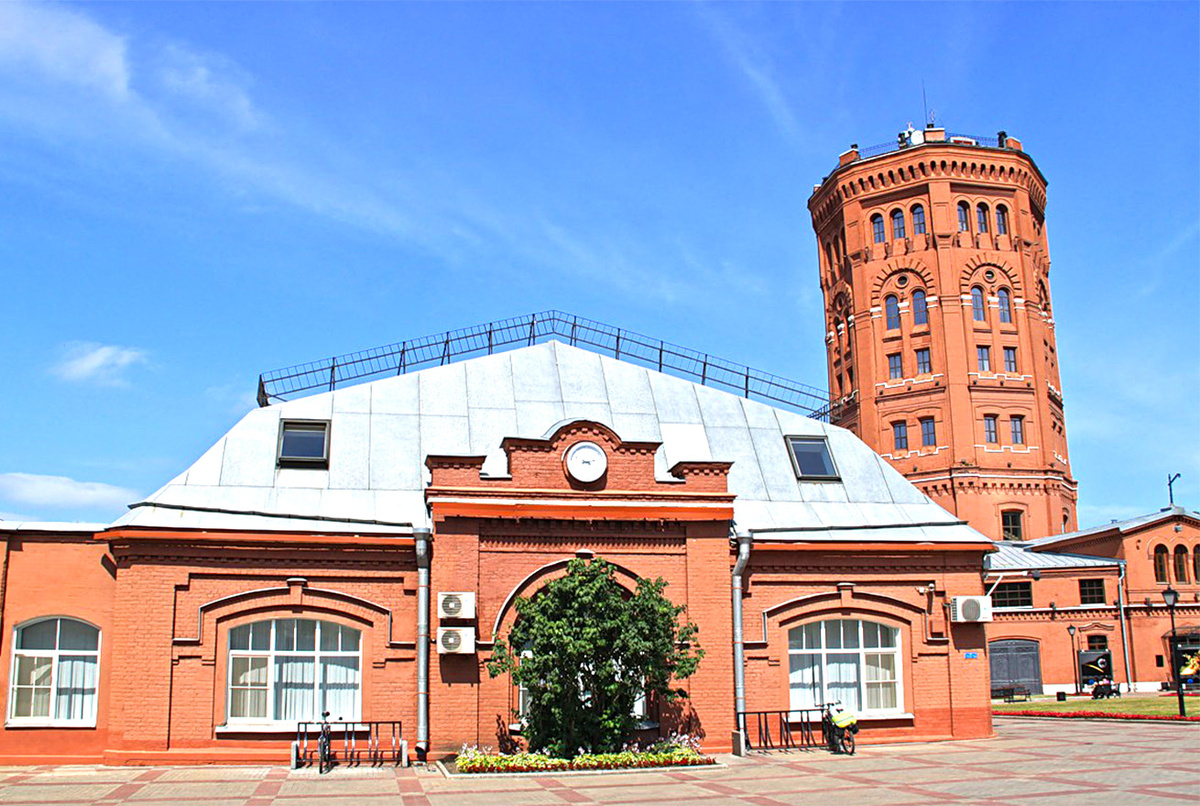 Современное фото бывшего комплекса Главной водонапорной станции. Водонапорная башня с мастерсими справа. Сейчас - музей Водоканала.