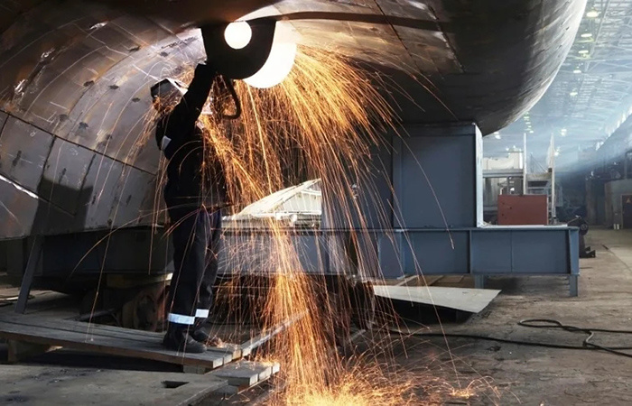 Со сталью проще работать и она дешевле