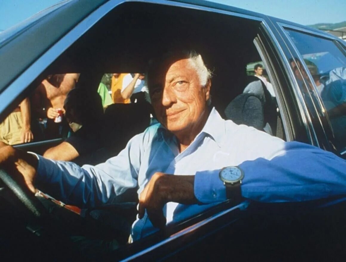 Джанни Аньелли с часами поверх рубашки (источник: m.fotostrana.ru)