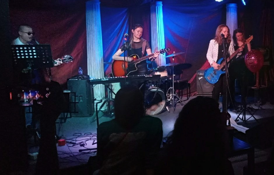 Группа СИНДРОМ САМОЗВАНКИ. Концерт в Новосибирске. Арт-пространство "Цоколь" 20.12.2025