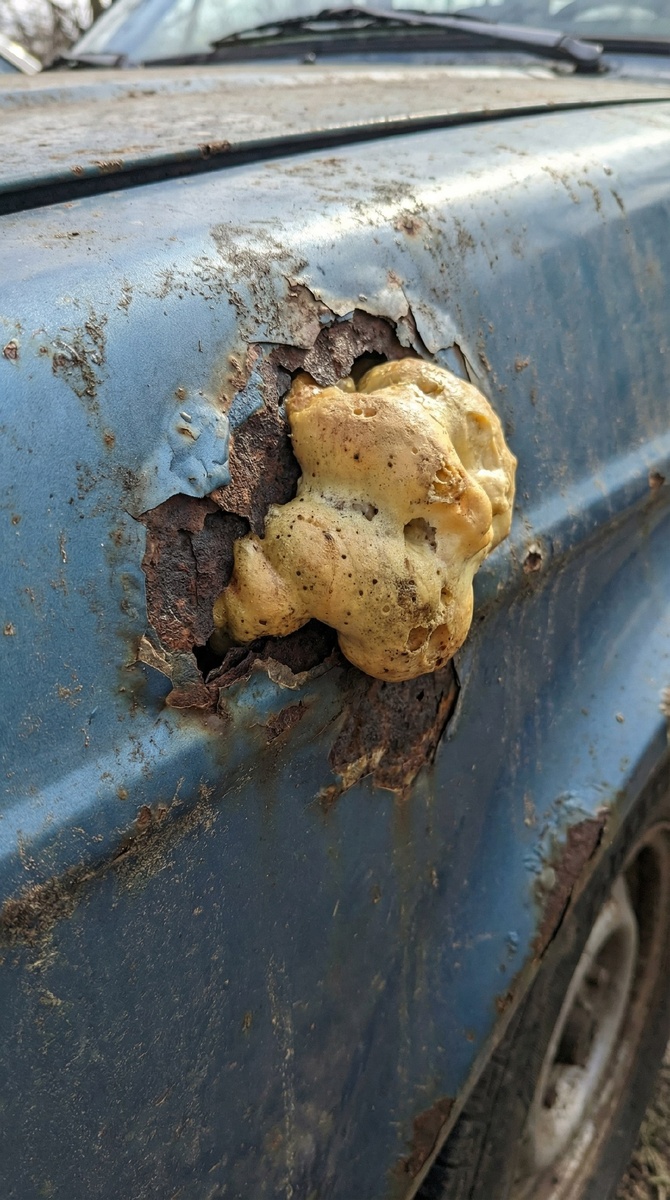 «Классика жанра: вместо сварки — баллон пены за 300 рублей».