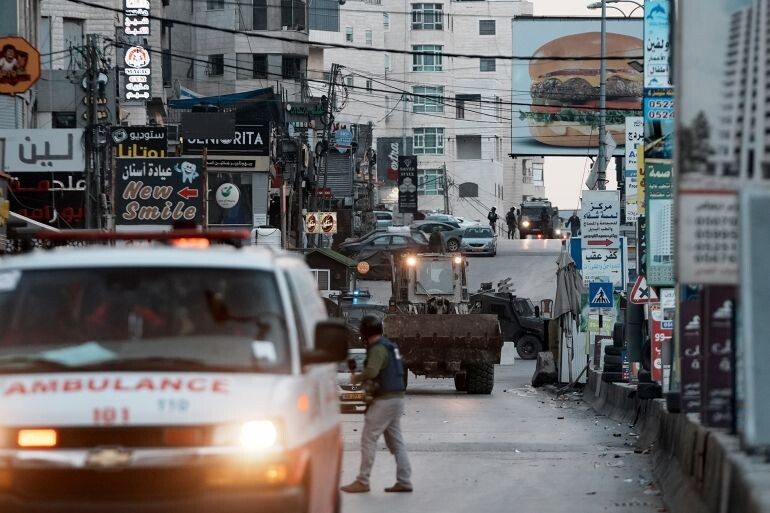 Оккупационная армия разрушала магазины, врывалась в дома, производила аресты и ранила 24 человека в ходе штурма Каландии и Кафр-Акаба (Анатолия).