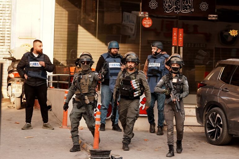 Оккупационная армия провела кампанию, которая длилась более 5 часов, по лагерю Каландия и городу Кафр-Акаб (Анатолия).