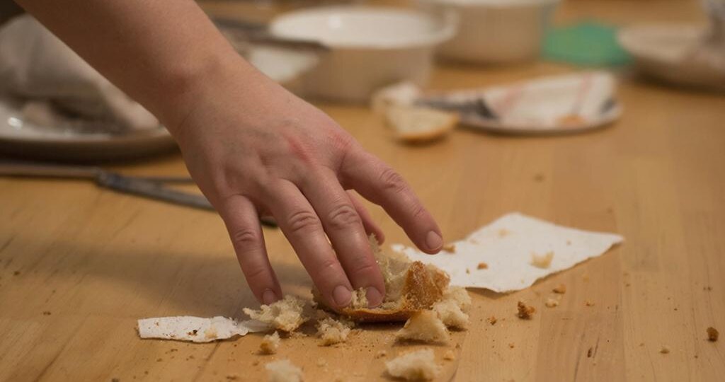 Никогда не смахивайте крошки со стола рукой: Примета, которая ведет к нищете (и почему бумажной салфеткой тоже нельзя)