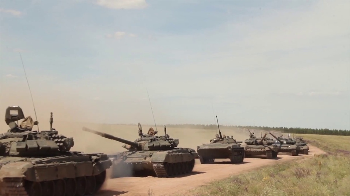 Совсем рядом, поднимая пыль, лязгают гусеницы, ревут двигатели танков и самолетов, с остервенением режут воздух винты вертолетов.