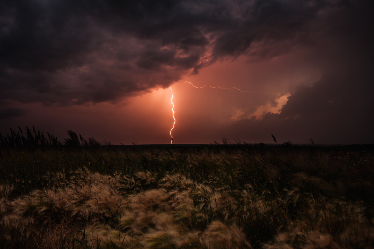 Природа плакала. Взахлёб. Навзрыд. Неизвестно по кому. Неизвестно зачем. Издали раздавались громовые раскаты ее рыданий. 