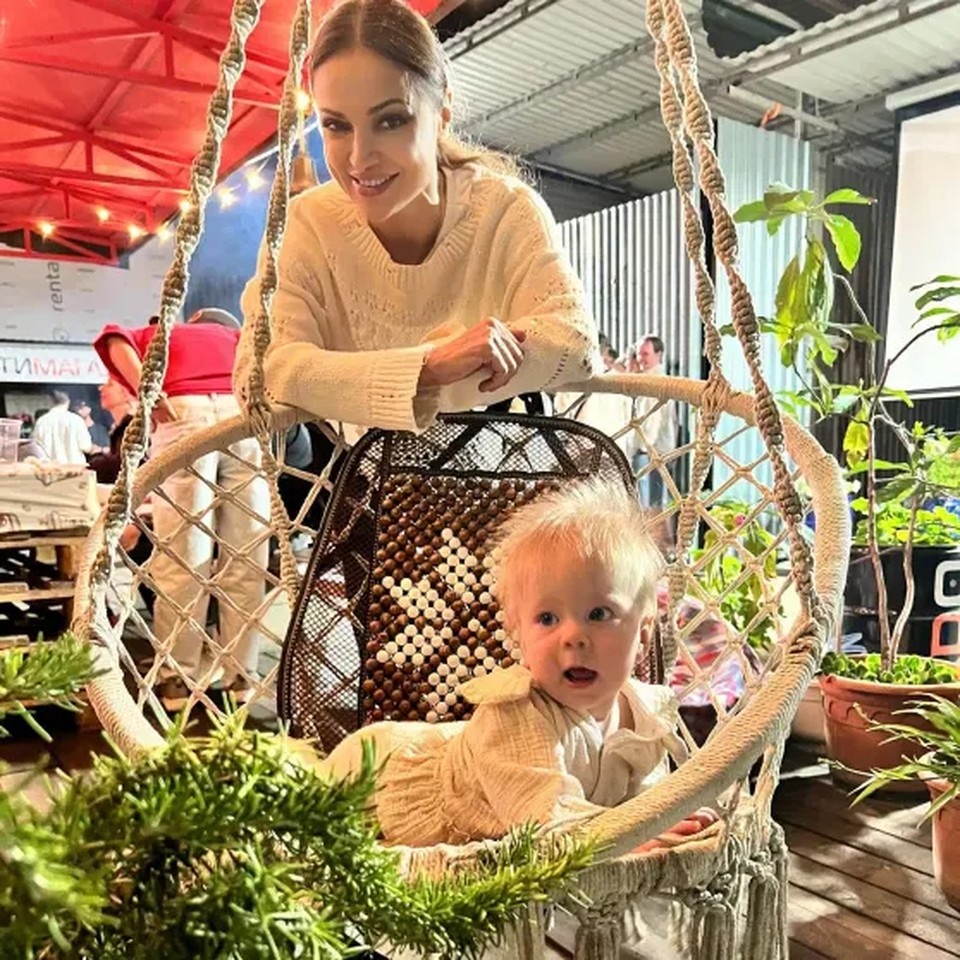    Фигуристка стала мамой в 52 года. Фото: соцсети.