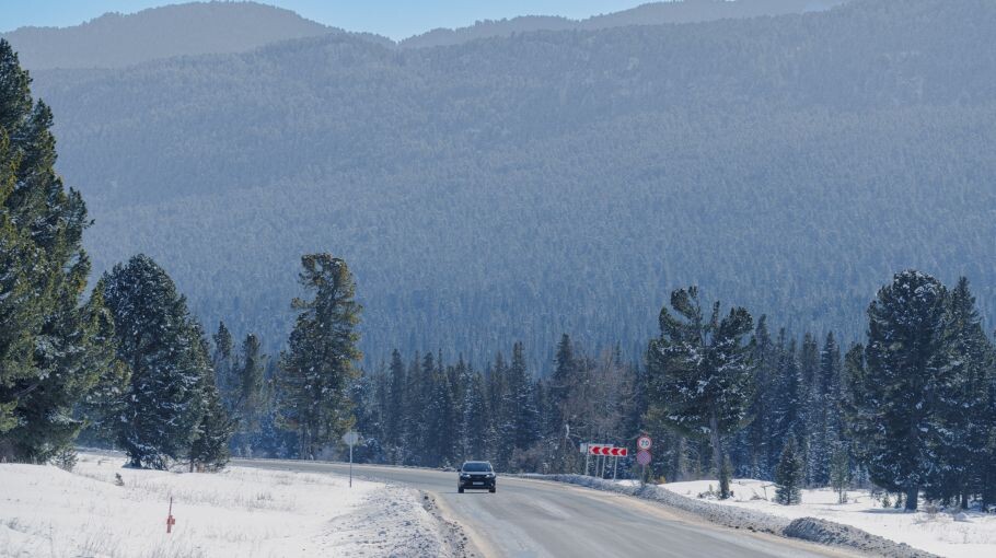Километры вверх и вниз: как выглядит Семинский перевал в Горном Алтае зимой. Фото