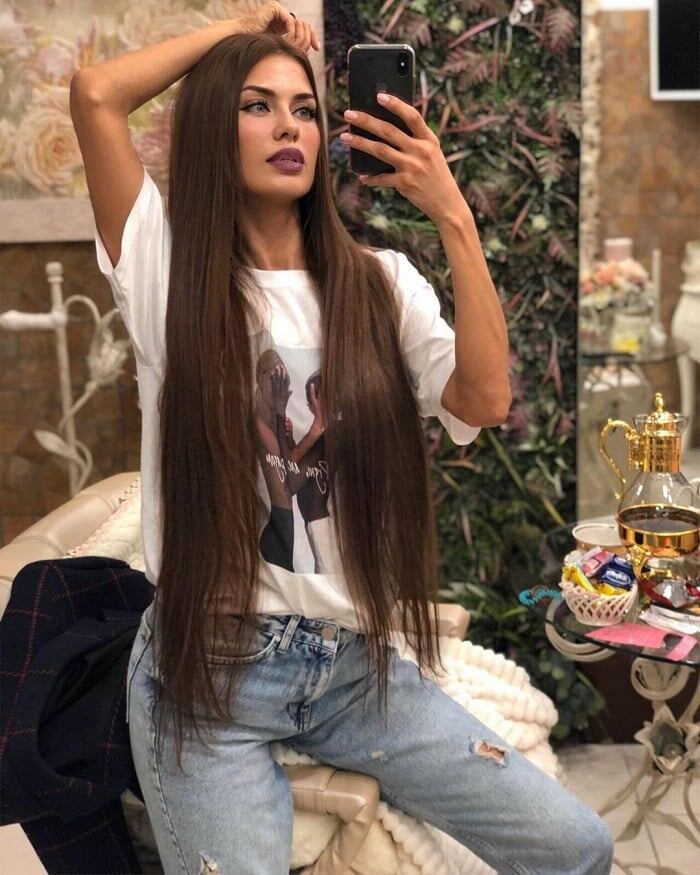 Виктория начинает меняться: волосы темнеют, макияж становится ярче. Это уже не та робкая девушка из «Дома-2»! ✅ Появляется уверенность в образе. ✅ Черты лица становятся заметнее.