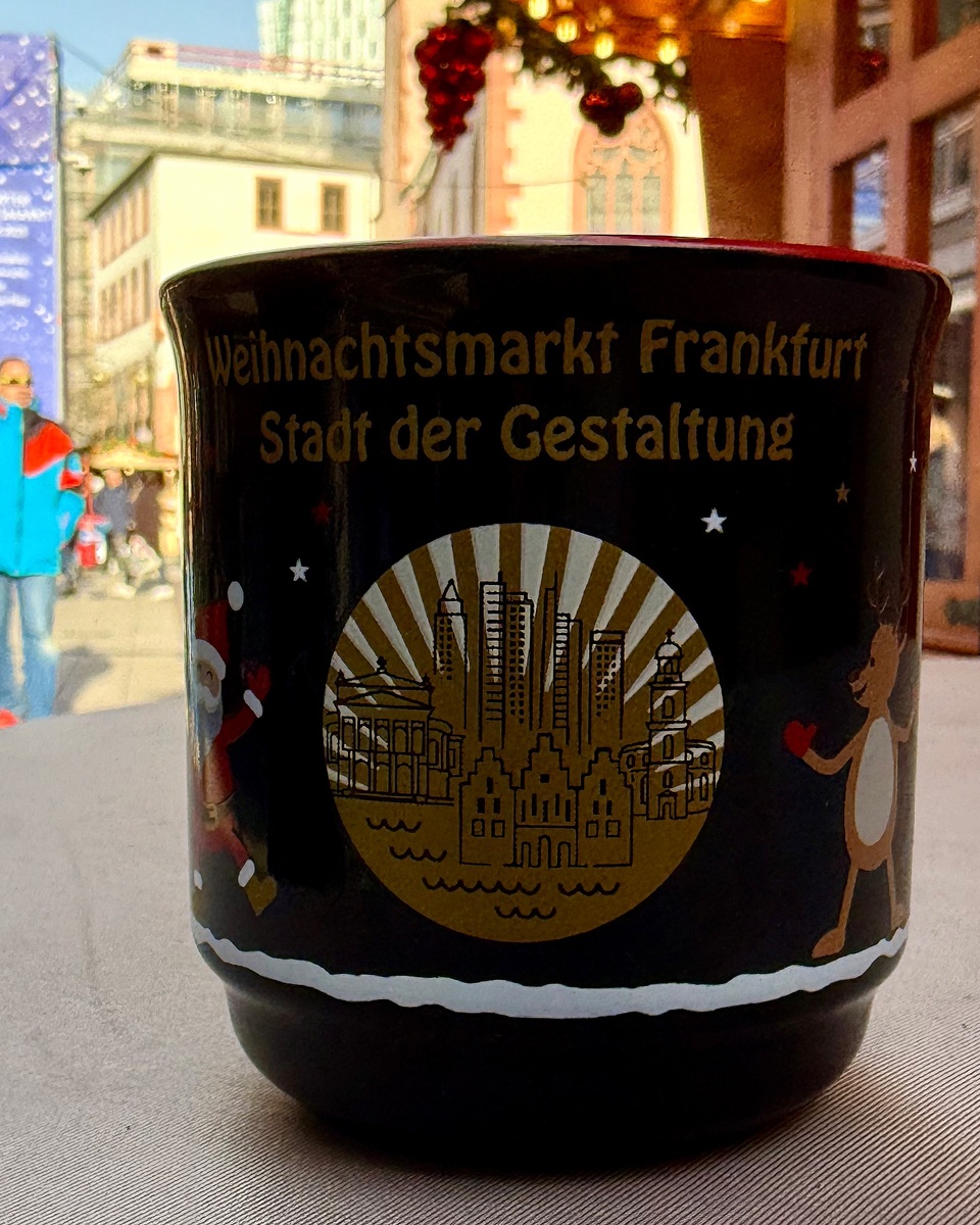 2 Глинтвейн, содержимое я выпила , а вот кружку я взяла на сувенир одной хорошей девочки.