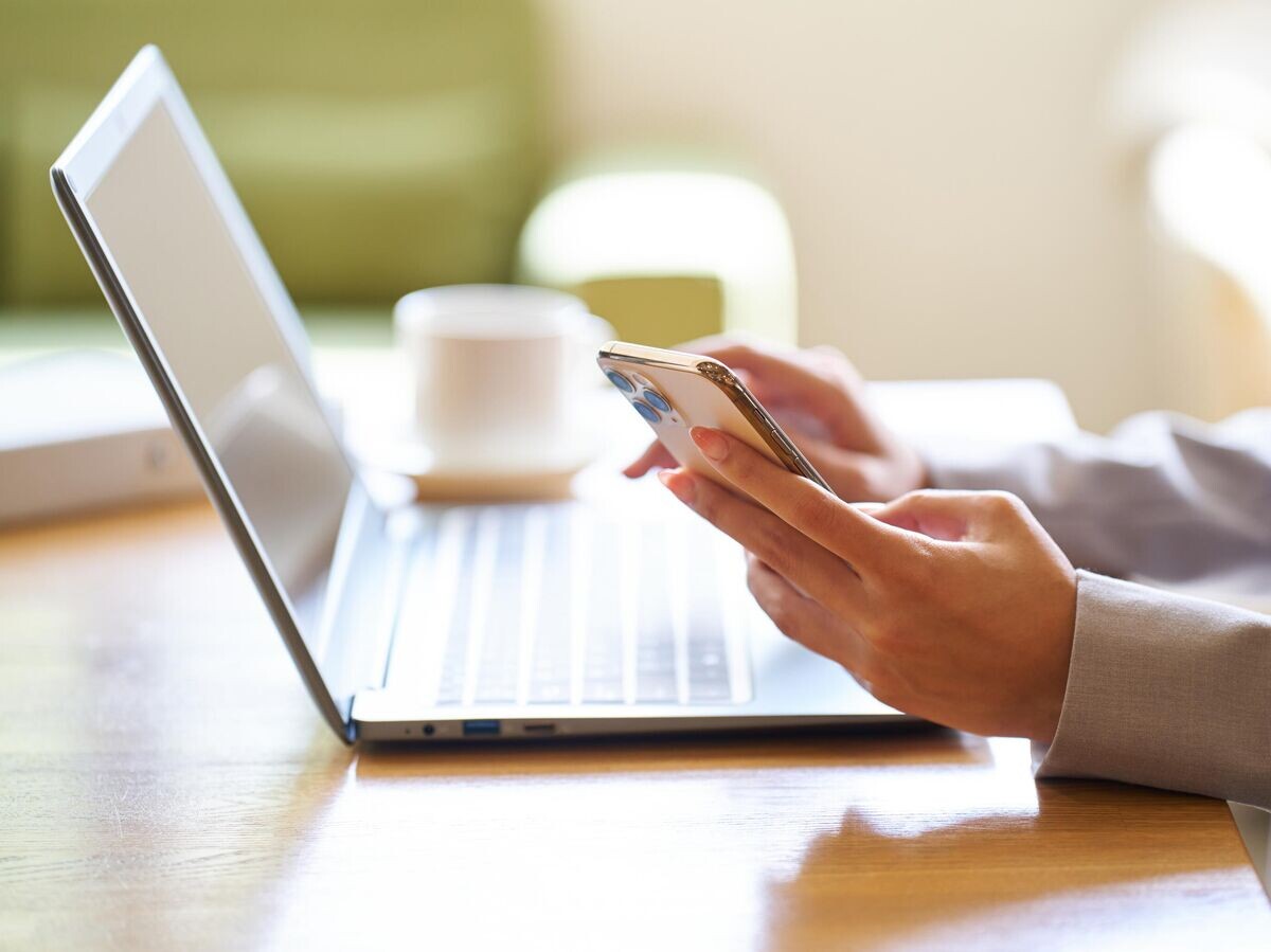    Девушка работает за ноутбуком | © iStock.com / mapo