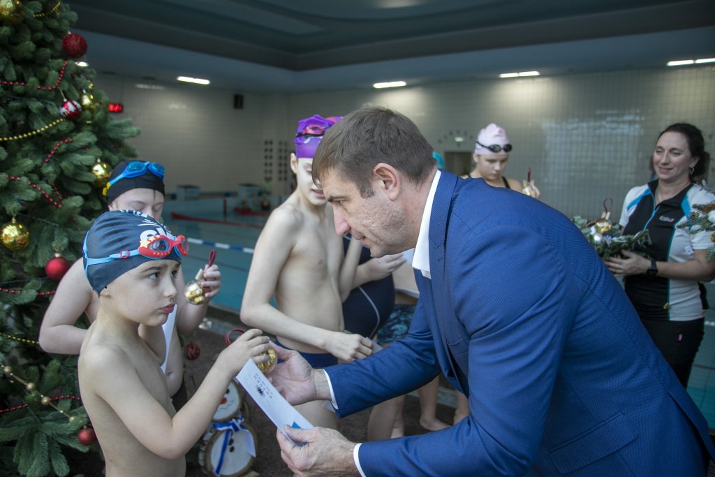 
- Выбор предметов экипировки для занятий самостоятельно может значительно повысить вовлеченность в тренировку, но требует внимательного подхода к выбору и оценке финансовых возможностей для семейного бюджета. Поэтому хочется выразить благодарность от нашей семьи благотворительному фонду «ВладМама» и Федерации профсоюзов Приморского края за внимание к нашей спортивной группе и приятный сюрприз, – поделилась мама одного из воспитанников группы по плаванию Анна Вороненко.