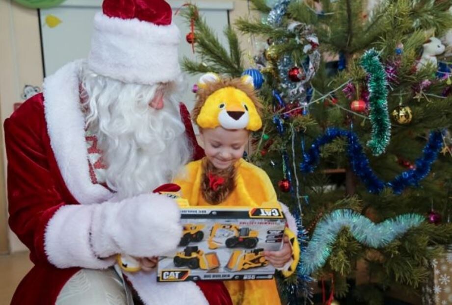 Дед Мороз дарит подарок ребёнку (иллюстрация из открытых источников)