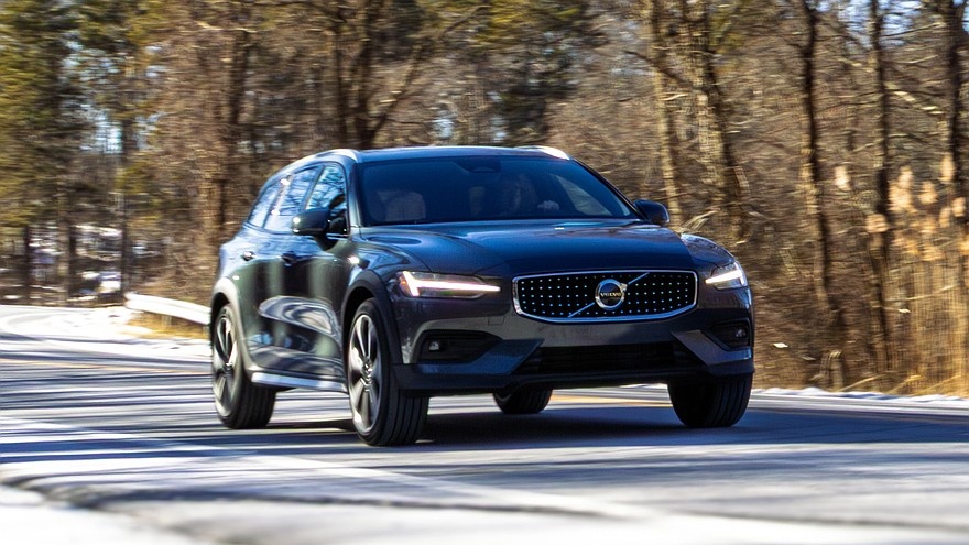    На фото: актуальный универсал Volvo V60 Cross Country