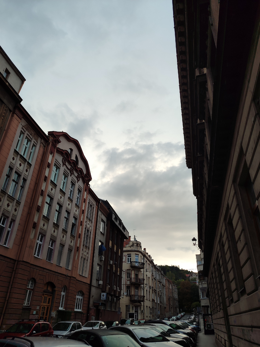 Климат на Балканах несколько мягче, чем в Восточной Европе, но октябрь в Сараево приносит несвойственный тёплому времени года дух увядания. 