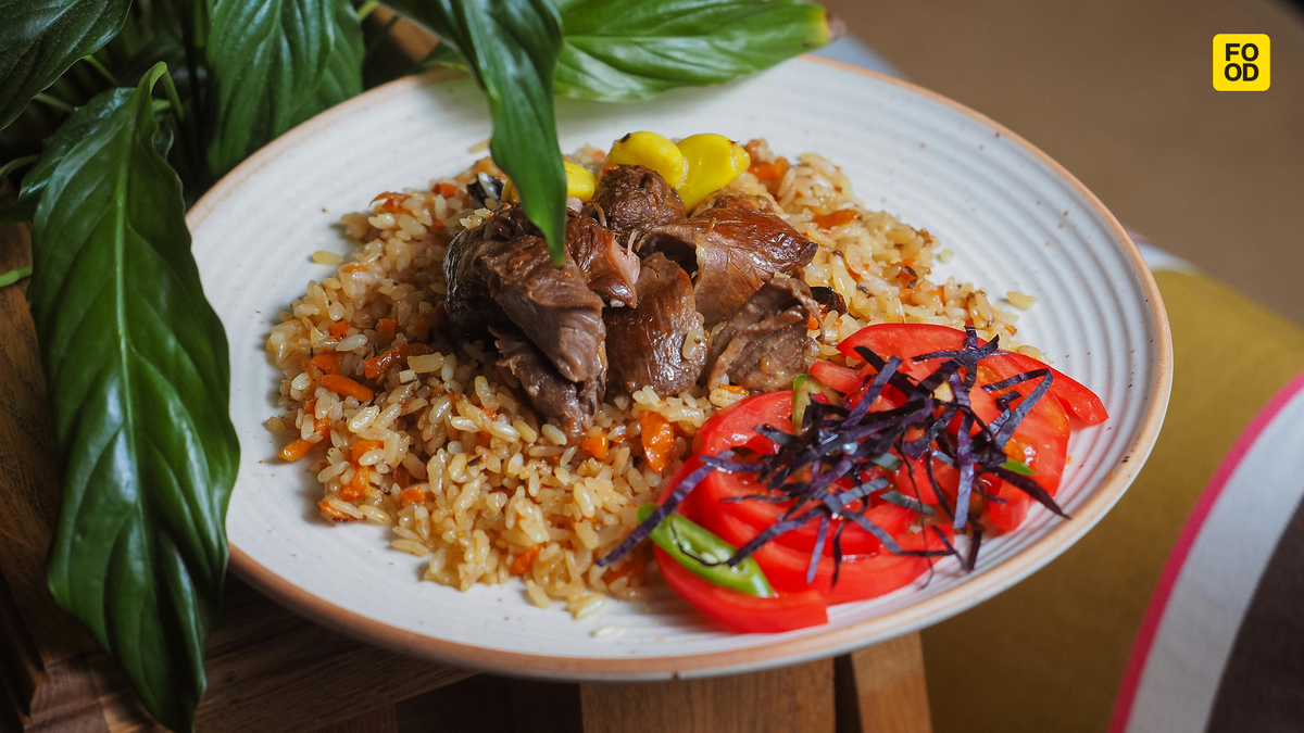 Плов – одно из популярных восточных блюд во всем мире. Его готовят с мясом, овощами и сухофруктами. Не сосчитать, сколько существует рецептов этого блюда. В этой статье вы найдете несколько из них и уверены, что останетесь довольны.