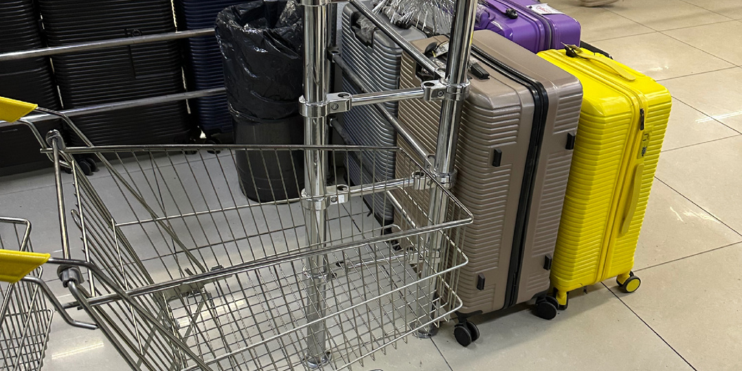 Много платьев в секонде 😍Смотрим ассортимент на вешалках.