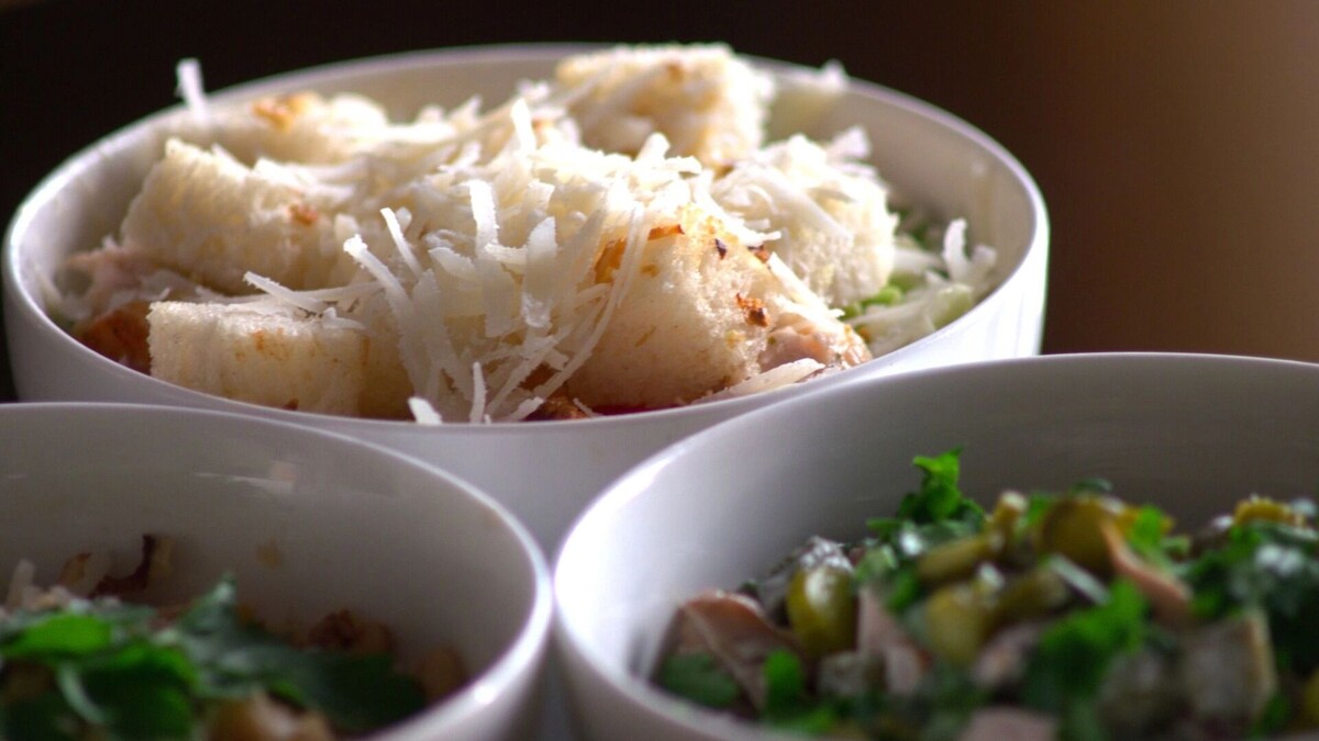    Салаты на основе куриного филе — беспроигрышный вариант для праздничного стола.   muksun.fm