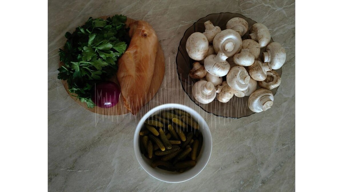    Для салата с копченой курицей нужно всего три основных ингредиента   muksun.fm