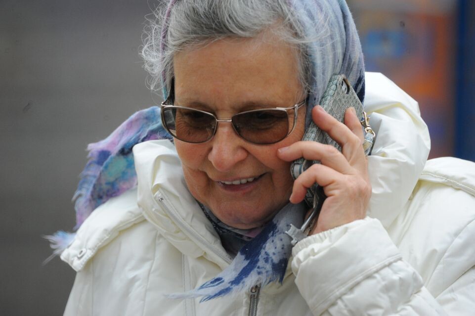    Женщина разговаривает по телефону в Москве / Медиасток.рф