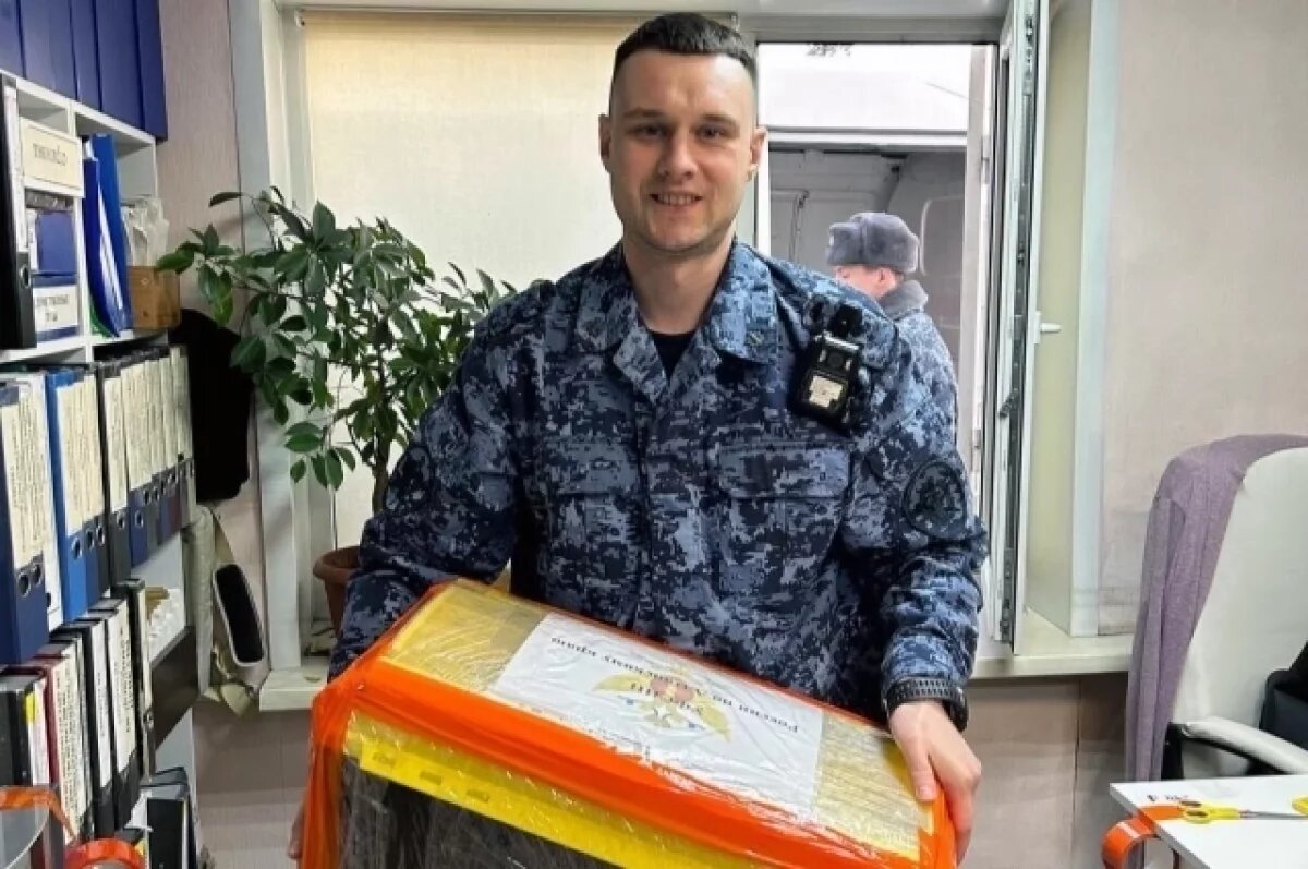    Алтайские сотрудники УФСИН отправили новогодние подарки бойцам СВО