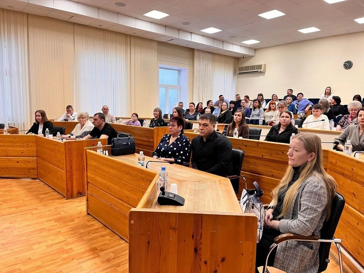    Чиновники широко улыбаются на задних рядах   Администрация Советского района ХМАО