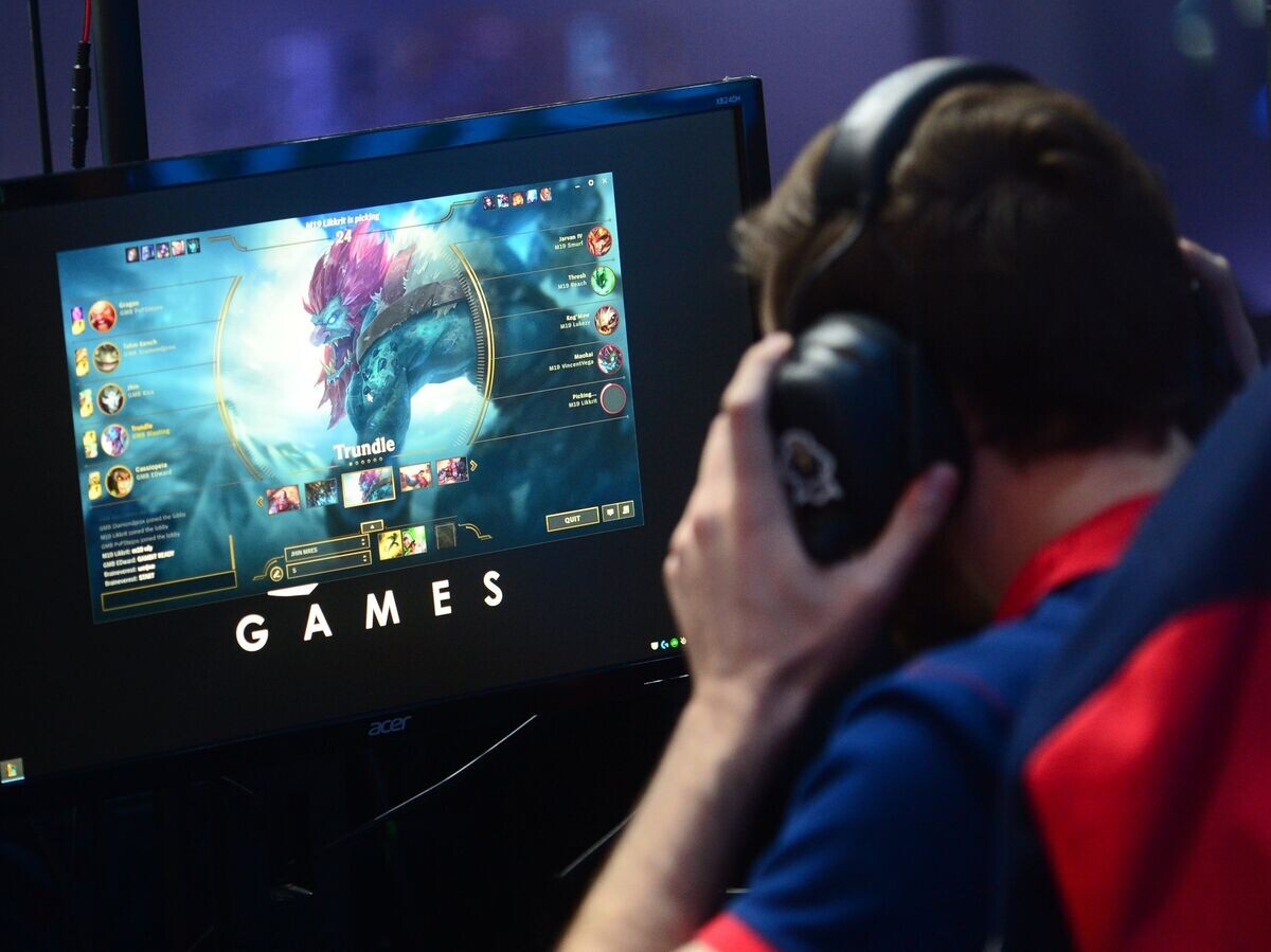    Молодой человек играет в компьютерную игру | © РИА Новости / Кирилл Каллиников