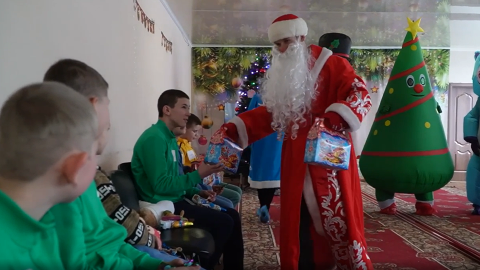     Танкисты ВС РФ провели новогодний утренник для детей в ДНР Минобороны РФ