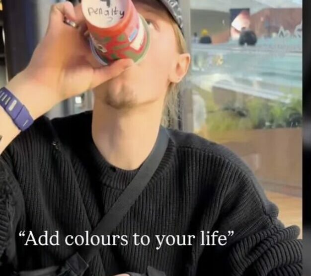    Сафонов показал сломанную руку, фото снимок экрана