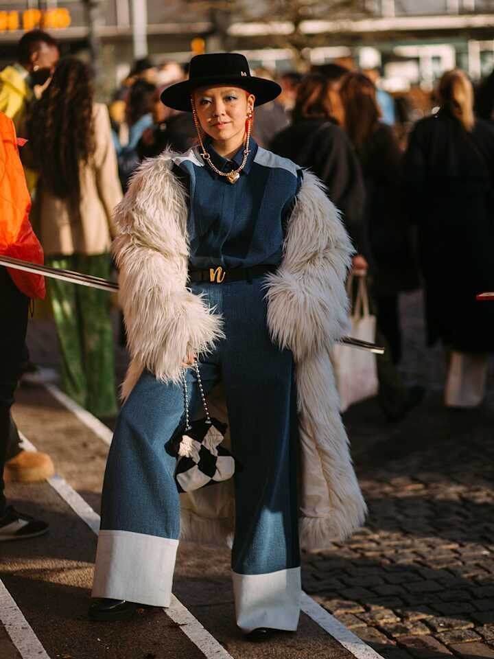 Типичная экстравагантность. Немного необычных деталей и джинсовый костюм для особого выхода готов.