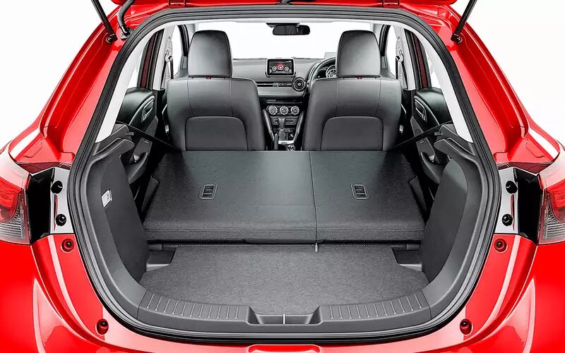    Заявленный объем багажника 280 л – и это похоже на правду. В японской комплектации обычно нет запаски – только ремкомплект. Но ниша для запасного колеса есть.