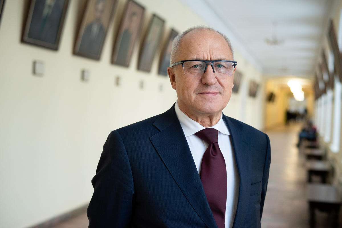 Директор Научного центра мирового уровня Александр Ворожцов