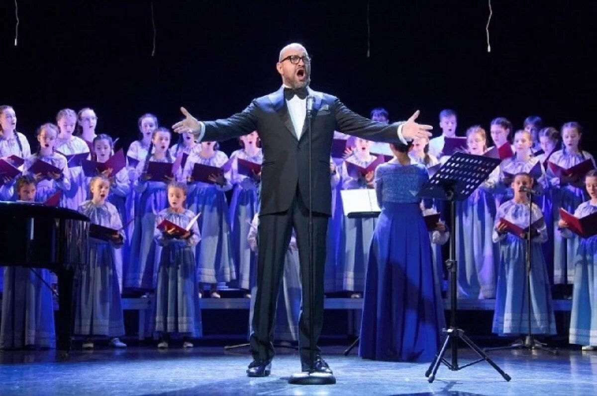    Выступление детского хора «Кредо» и Михаила Петренко – солиста Большого и Мариинского театров.