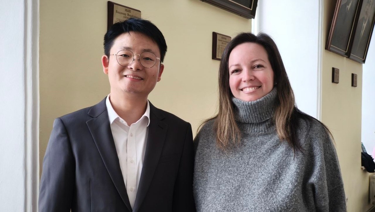 Аспирант ФФК ТГУ Чень Цзявей с научным руководителем Анастасией Кабачковой
Фото пресс-службы ТГУ