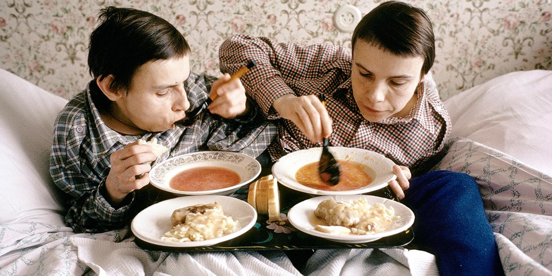 Маша и Даша Кривошляповы: Проклятие или дар? История сестер, разделивших одно тело и оставивших след в вечности