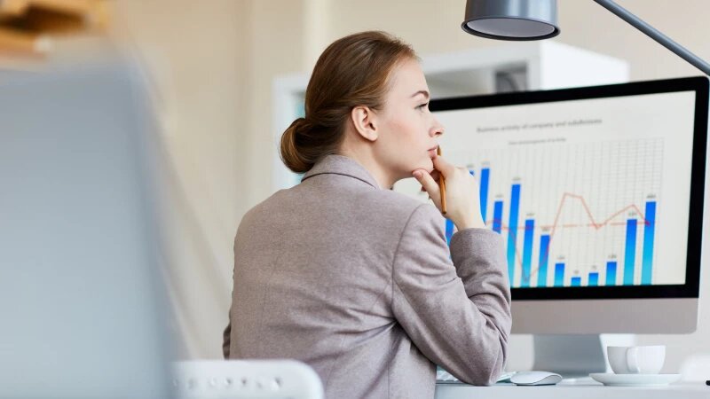     Специалист анализирует статистические данные. Фото: ru.freepik.com, автор pressfoto.