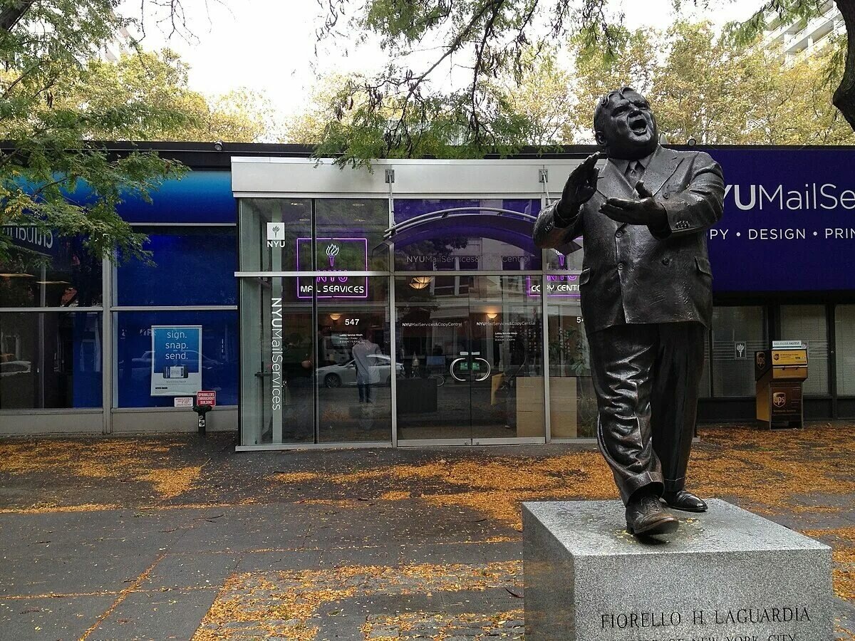 Памятник Ла Гуардии в Нью Йорке