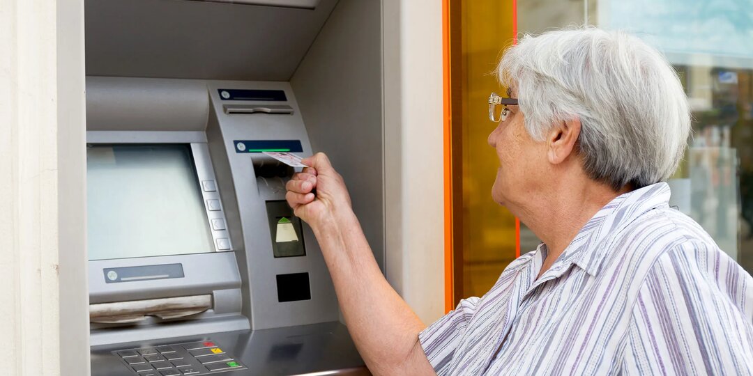 Пенсионеров призвали сразу снимать часть пенсии после ее получения на карту: в чём дело