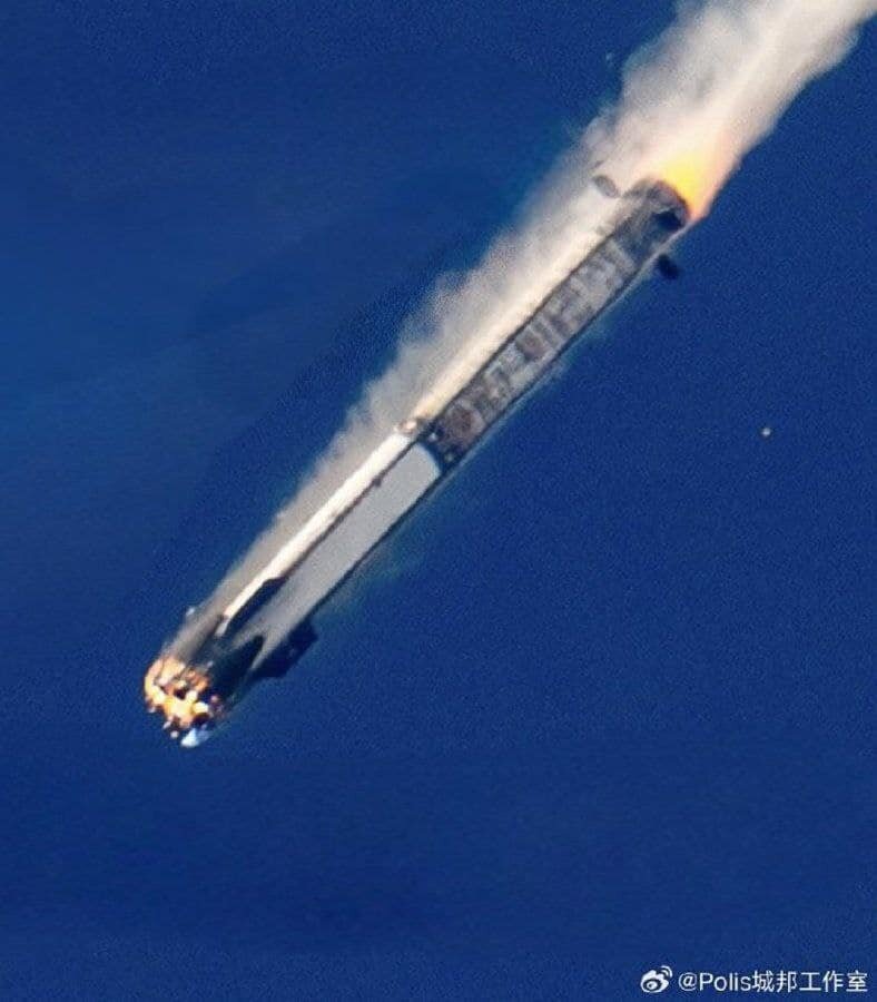    Первая ступень ракеты Long March 12A возвращается на Землю / © Weibo