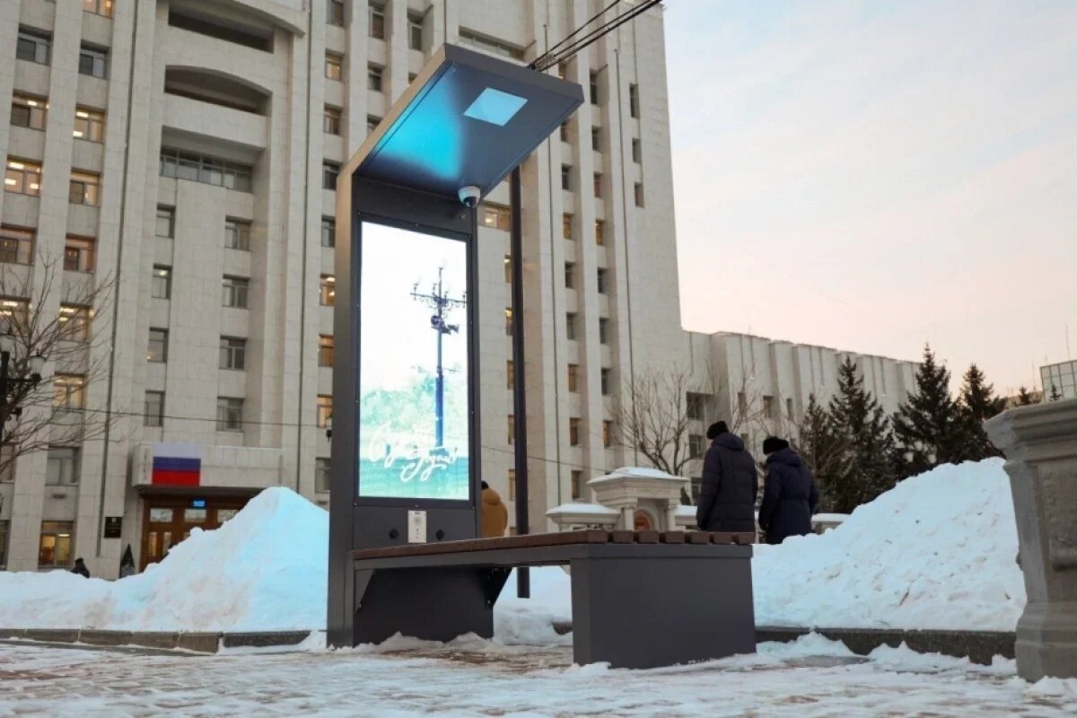    Губернатор Демешин оценил новые мультимедийные скамейки в Хабаровске