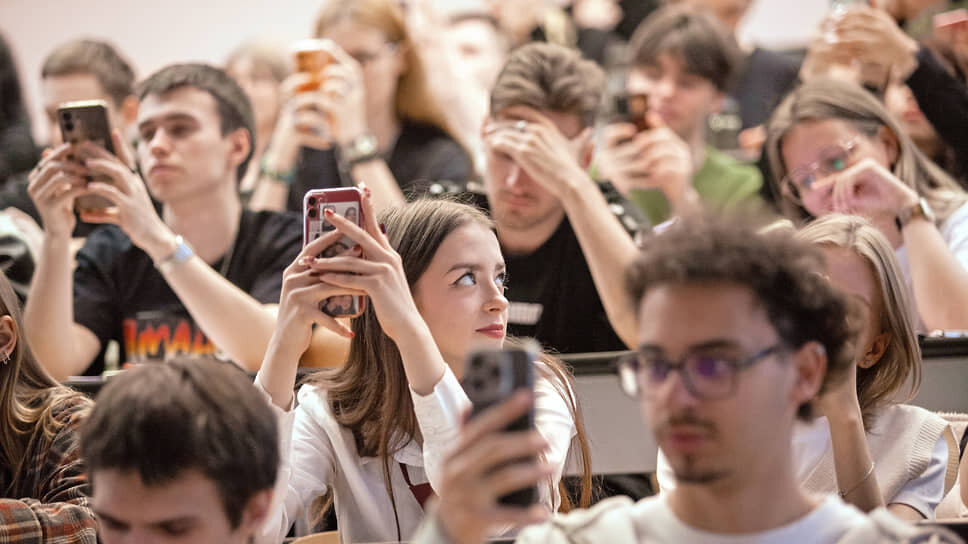 Как считают юристы, принуждение к установке приложения МАХ в вузах нарушает несколько статей Конституции, а также закон «Об образовании» и нормы трудового законодательства.📷Фото: Александр Баранов / Коммерсантъ