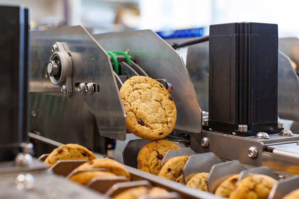    На кондитерской фабрике в Москве печенье укладывают роботы. Фото: © mos.ru