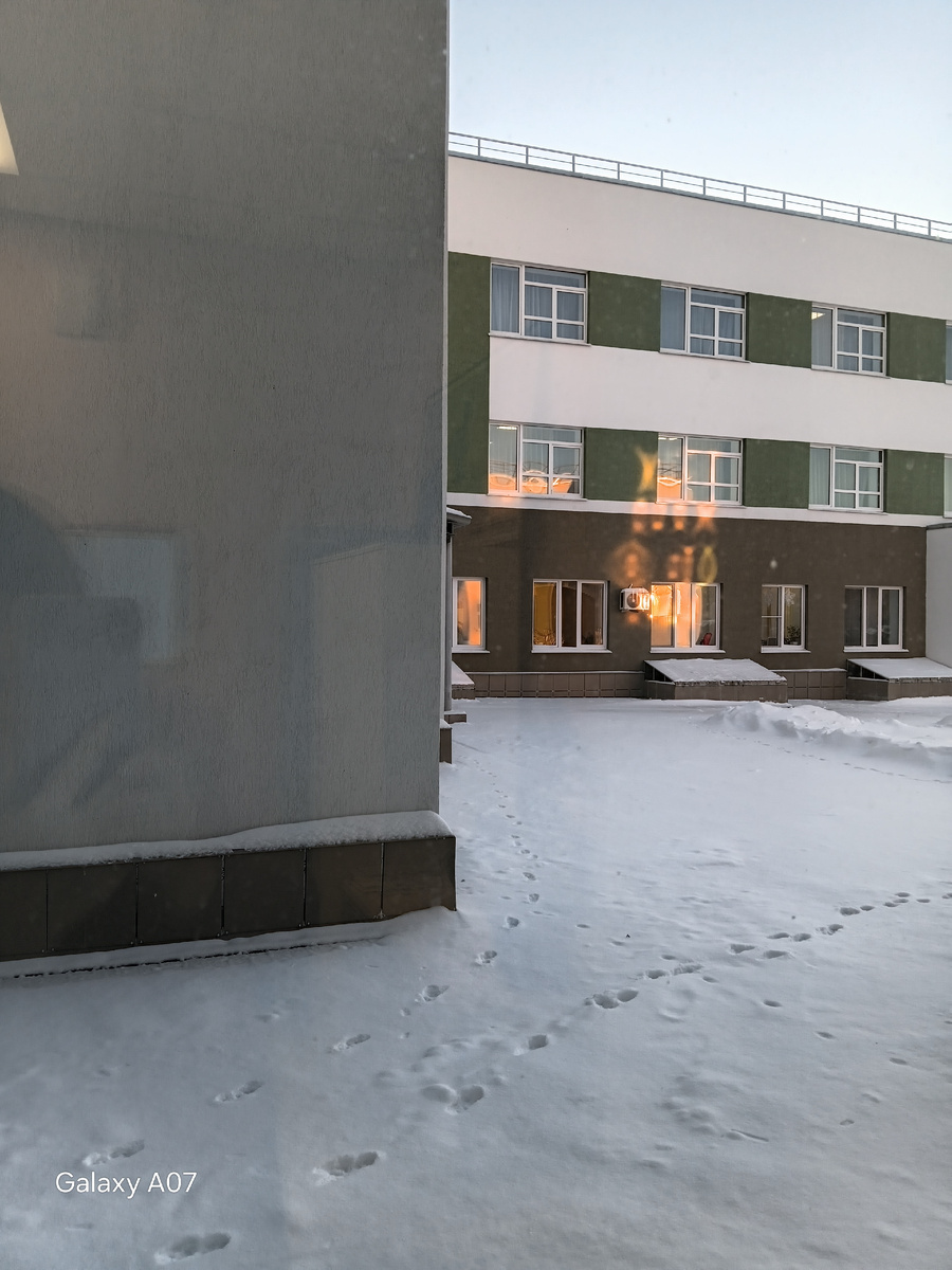 Восход солнца отражается в стекле, я даже не сразу поняла что это