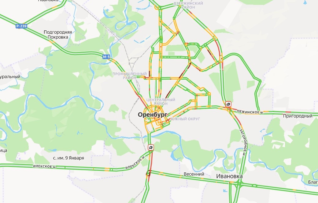    Центр Оренбурга и въезды в город опять встали в утренних пробках