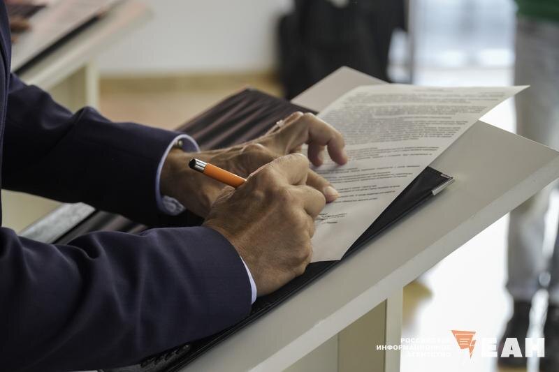    ЕАН. Человек подписывает документы